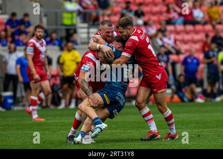 Eccles domenica 10 settembre 2023. Matty Ashton dei Wolves viene affrontato durante la partita BetFred Super League tra Salford Red Devils e Warrington Wolves all'AJ Bell Stadium di Eccles domenica 10 settembre 2023. (Foto: Ian Charles | mi News) crediti: MI News & Sport /Alamy Live News Foto Stock