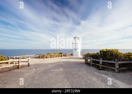 Cape Liptrap faro al tramonto in basso la costa vicino Walkerville in Victoria, Australia Foto Stock