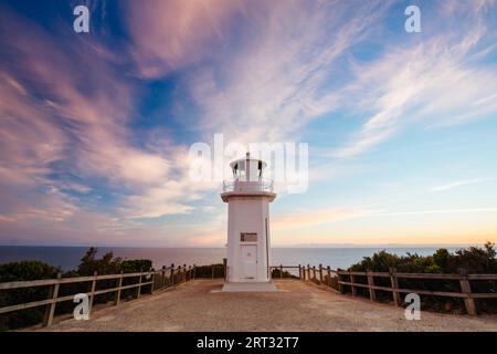 Cape Liptrap faro al tramonto in basso la costa vicino Walkerville in Victoria, Australia Foto Stock