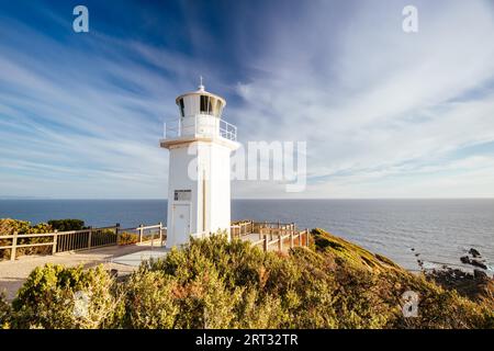 Cape Liptrap faro al tramonto in basso la costa vicino Walkerville in Victoria, Australia Foto Stock