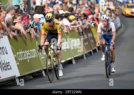 Nathan van Hooydonck di Jumbo-Visma (a sinistra) e Oliver Wood della Gran Bretagna affrontano la scalata fuori Caerphilly durante l'ottava tappa del Tour of Britain 2023, dal Margam Country Park a Caerphilly. Data foto: Domenica 10 settembre 2023. Foto Stock