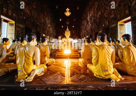 Bangkok, Thailandia, 22 aprile 2018: Gli splendidi interni di Ubosat di Wat Suthat con molte statue raffiguranti Buddha Foto Stock