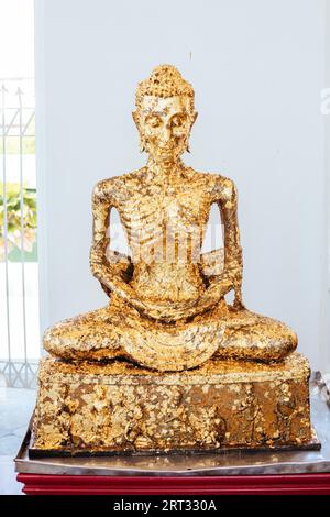 Bangkok, Thailandia, 22 aprile 2018: Gli splendidi interni di Ubosat di Wat Suthat con molte statue raffiguranti Buddha Foto Stock