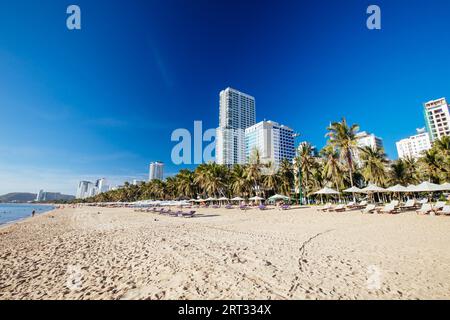 Nha Trang, Vietnam, 26 settembre 2018: La passeggiata e la spiaggia principale di Nha Trang in un caldo giorno di settembre Foto Stock