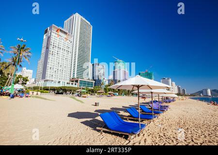 Nha Trang, Vietnam, 26 settembre 2018: La passeggiata e la spiaggia principale di Nha Trang in un caldo giorno di settembre Foto Stock