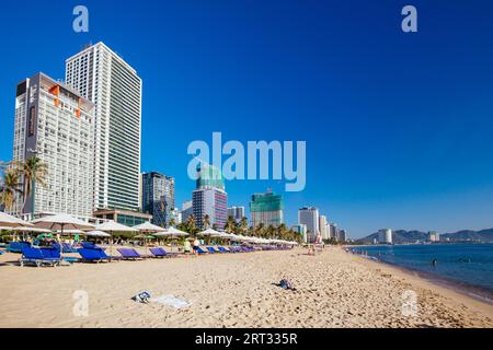 Nha Trang, Vietnam, 26 settembre 2018: La passeggiata e la spiaggia principale di Nha Trang in un caldo giorno di settembre Foto Stock