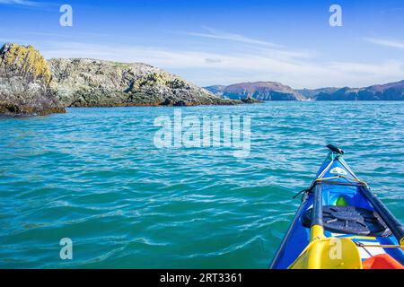 Kayak in mare al largo di Middle mouse sulla costa nord di Anglesey, Galles Foto Stock