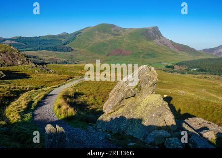 Guardando verso Mynydd Mawr dal sentiero Rhyd DDU a Snowdon, Eryri National Park (Snowdonia), Galles, Regno Unito Foto Stock