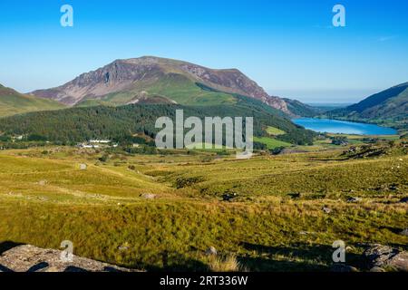 Guardando verso Mynydd Mawr dal sentiero Rhyd DDU a Snowdon, Eryri National Park (Snowdonia), Galles, Regno Unito Foto Stock