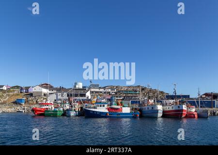 Ilulissat, Groenlandia, 6 luglio 2018: Pescherecci ancorati nel porto di Qeqertarsuaq Foto Stock