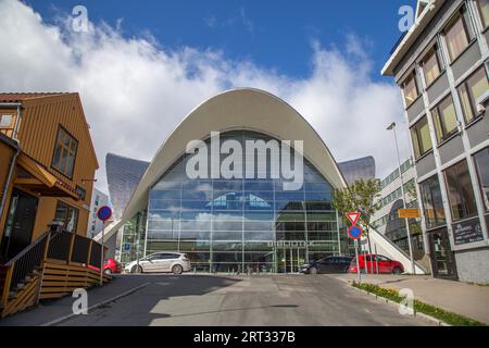 Tromso, Norvegia, 1 giugno 2018: Vista esterna della moderna biblioteca e archivio nel centro della città Foto Stock