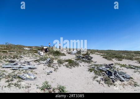 Kangerlussuaq, Groenlandia, 13 luglio 2018: Turisti che guardano un relitto di un aereo da combattimento americano che si è schiantato nel 1968 Foto Stock