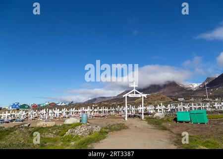 Qeqertarsuaq, Groenlandia, 6 luglio 2018: Croci di legno bianche e fiori artificiali nel cimitero tradizionale Foto Stock