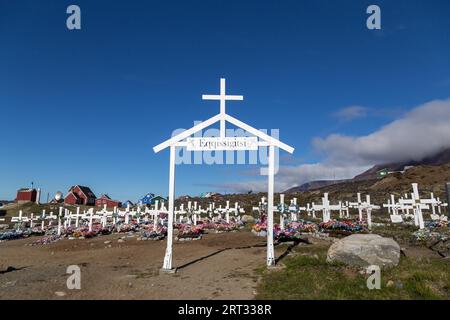 Qeqertarsuaq, Groenlandia, 6 luglio 2018: Porta d'ingresso al cimitero tradizionale Foto Stock