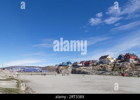 Ilulissat, Groenlandia, 30 giugno 2018: Persone che giocano a calcio sul campo Foto Stock