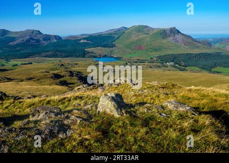 Guardando verso Mynydd Mawr dal sentiero Rhyd DDU a Snowdon, Eryri National Park (Snowdonia), Galles, Regno Unito Foto Stock