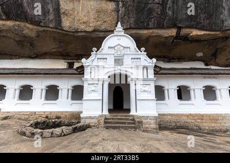 Dambulla, Sri Lanka, 15 agosto 2018: Vista esterna del Tempio della Grotta di Dambulla, noto anche come Tempio d'Oro Foto Stock