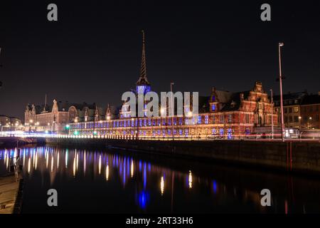 Copenaghen, Danimarca, 15 febbraio 2019: Il vecchio edificio della borsa di notte illuminato per il Light Festival 2019. L'Old Stock Exchange è Foto Stock
