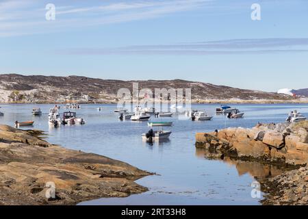 Ilulissat, Groenlandia, 6 luglio 2018: Pescherecci ancorati nel porto di Qeqertarsuaq Foto Stock