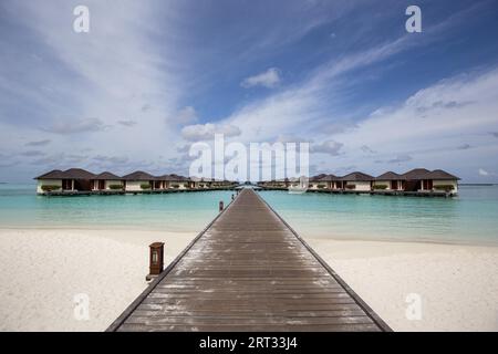 Paradise Island, Maldive, 28 agosto 2018: Alba sulle lussuose ville resort al Paradise Island Resort sulle Maldive Foto Stock