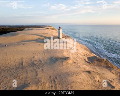 Lokken, Danimarca, 15 luglio 2019: Vista aerea del faro di Rubjerg Knude e delle dune di sabbia Foto Stock