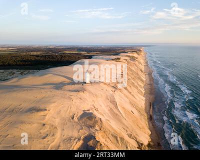 Lokken, Danimarca, 15 luglio 2019: Vista aerea del faro di Rubjerg Knude e delle dune di sabbia Foto Stock