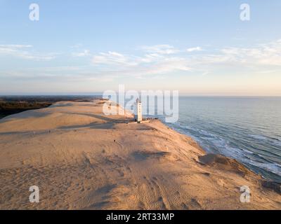 Lokken, Danimarca, 15 luglio 2019: Vista aerea del faro di Rubjerg Knude e delle dune di sabbia Foto Stock