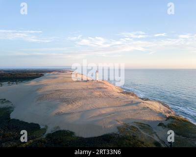 Lokken, Danimarca, 15 luglio 2019: Vista aerea del faro di Rubjerg Knude e delle dune di sabbia Foto Stock