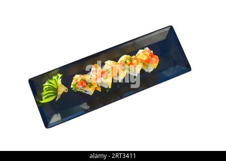 Sushi roll vegetariano con mango, cetriolo, prezzemolo. isolato su sfondo bianco Foto Stock