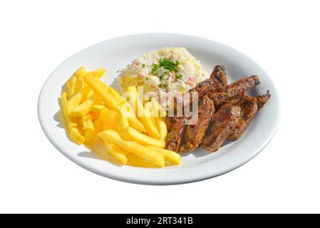 Gustosa bistecca a fette guarnita con riso e patatine fritte. Sfondo bianco isolato Foto Stock