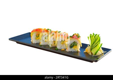 Sushi roll vegetariano con mango, cetriolo, prezzemolo. Cibo giapponese isolato su sfondo bianco Foto Stock