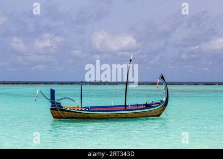 Paradise Island, Maldive, 28 agosto 2018: Una tradizionale barca da pesca in legno Foto Stock