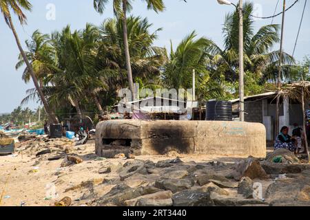 Trincomalee, Sri Lanka, 24 agosto 2018: Vecchio bunker di cemento sulla spiaggia di sabbia Foto Stock
