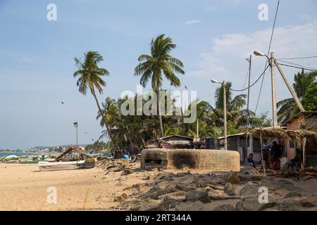 Trincomalee, Sri Lanka, 24 agosto 2018: Vecchio bunker di cemento sulla spiaggia di sabbia Foto Stock