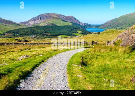 Guardando verso Mynydd Mawr dal sentiero Rhyd DDU a Snowdon, Eryri National Park (Snowdonia), Galles, Regno Unito Foto Stock