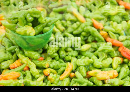 Pepe murupi verde fresco e maturo spalmato dappertutto al mercato di strada Foto Stock