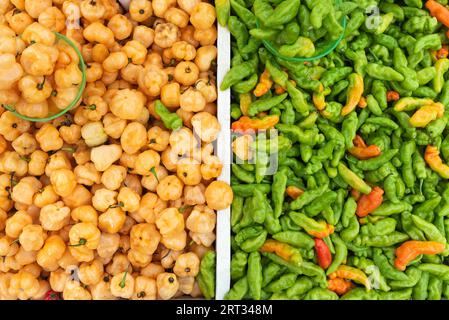 Murupi maturi freschi e peperoni gialli sparsi dappertutto Foto Stock