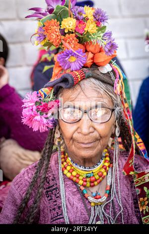 Ladakh, India, 29 agosto 2018: Ritratto di una donna anziana indigena con gli occhiali a Ladakh, India. Editoriale illustrativo Foto Stock