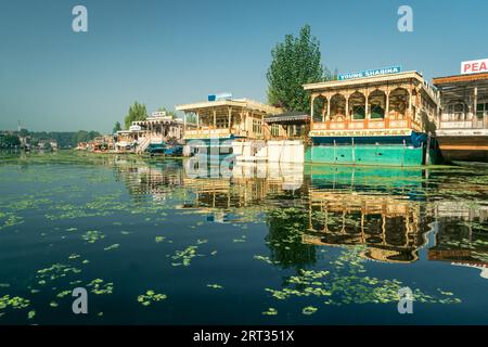 Srinagar, India, 12 settembre 2018: Case galleggianti tipiche della città di Srinagar nel Kashmir, India. Editoriale illustrativo Foto Stock