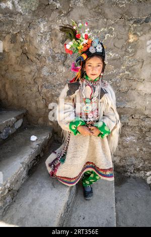 Ladakh, India, 29 agosto 2018: Ragazza indigena in costume tradizionale a Ladakh, India. Editoriale illustrativo Foto Stock