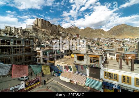 Leh, India, 24 agosto 2018: Vista della città di Leh a Ladakh, India, con il palazzo sopra la città e il monastero buddista sullo sfondo in cima Foto Stock