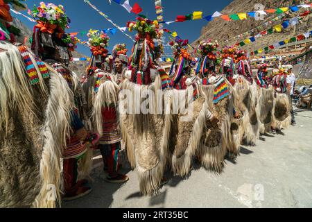 Ladakh, India, 29 agosto 2018: Artisti in costumi tradizionali danzanti a Ladakh, India. Editoriale illustrativo Foto Stock