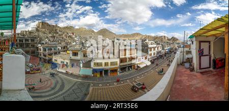 Leh, India, 24 agosto 2018: Vista panoramica della città buddista di Leh a Ladakh, India, con il palazzo sopra la città e il monastero buddista nel Foto Stock