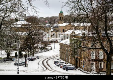 L'Old Hall Hotel e l'Opera House nel centro di Buxton, nel Derbyshire, sotto una copertura di neve invernale Foto Stock