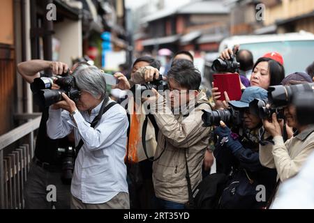 Kyoto, Giappone, 14 maggio 2019: Paparazzi e turisti inseguono una geisha nel distretto di Gion di Kyoto in Giappone Foto Stock