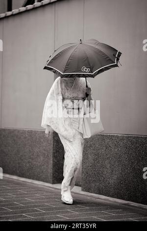 Kyoto, Giappone, 14 maggio 2019: Giovane donna in un kimono per le strade di Kyoto in una calda giornata primaverile in Giappone Foto Stock