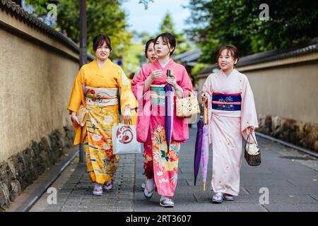 Kyoto, Giappone, 14 maggio 2019: Giovane donna in un kimono per le strade di Kyoto in una calda giornata primaverile in Giappone Foto Stock