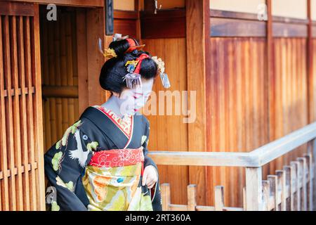 Kyoto, Giappone, 14 maggio 2019: Ritratto di una giovane Maiko Geisha che viene portata in case della clientela dalla sua guida nel distretto di Gion a Kyoto, in Giappone Foto Stock