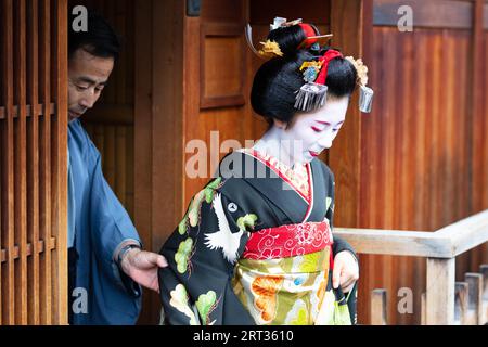 Kyoto, Giappone, 14 maggio 2019: Ritratto di una giovane Maiko Geisha che viene portata in case della clientela dalla sua guida nel distretto di Gion a Kyoto, in Giappone Foto Stock