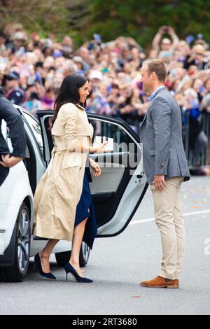 MELBOURNE, AUSTRALIA, 18 OTTOBRE: Il principe Harry, duca di Sussex e Meghan Markle, duchessa del Sussex incontrano i fan alla Government House di Melbourne Foto Stock